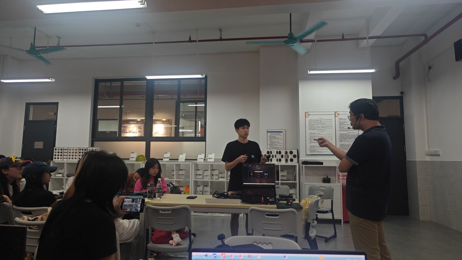 产教融合新实践 企业导师深度参与产品设计课程教学——以“以产促学，以学促创”为核心理念
